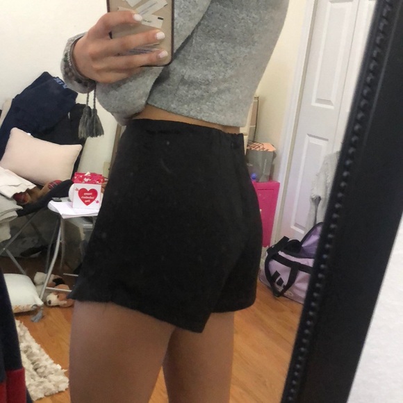 Black skirt with lace detailing and tie closure - Picture 2 of 4